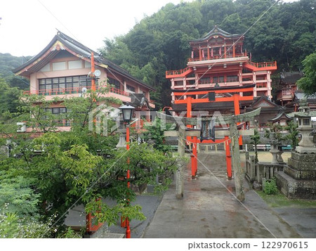 相傳,位於廣島縣福山市草戶町的草戶稻荷神社,在平安時代被弘法大師空海奉為常福寺的守護神。 相傳,位於廣島縣福山市草戶町的草戶稻荷神社,在平安時代被弘法大師空海奉為常福寺的守護神。 122970615