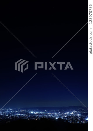 使用交叉濾鏡從奈良若草山頂俯瞰奈良市的夜景 使用交叉濾鏡從奈良若草山頂俯瞰奈良市的夜景 122970786