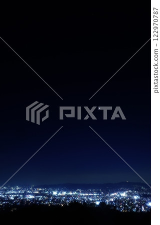 使用交叉濾鏡從奈良若草山頂俯瞰奈良市的夜景 122970787