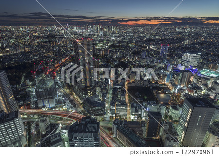 Cityscape as night begins 122970961