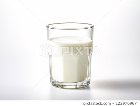 玻璃杯中的牛奶 122970967