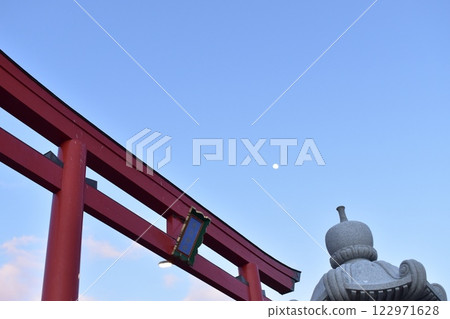 神社大門與冉冉升起的月亮 122971628