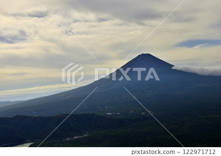 從禦坂山脈的吉澤山望去,夏季的富士山雲霧繚繞 從禦坂山脈的吉澤山望去,夏季的富士山雲霧繚繞 122971712