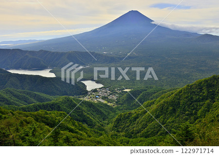 View of Mt. Fuji and the green mountains in summer from Yoshizawayama in the Misaka Mountains 122971714