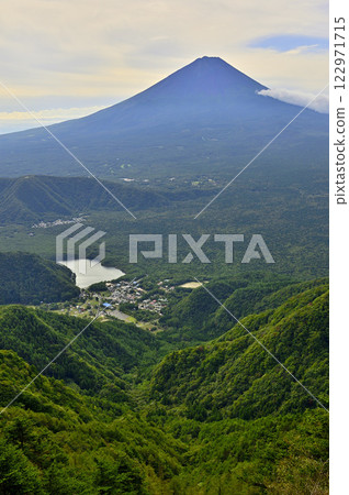 夏季從禦坂山脈的吉澤山眺望富士山和翠綠的山脈 夏季從禦坂山脈的吉澤山眺望富士山和翠綠的山脈 122971715