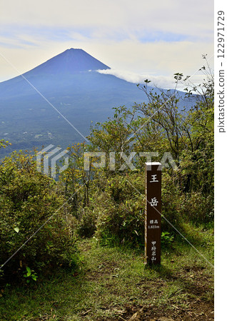 從甲府名山禦坂山脈的大公山頂俯瞰夏季的富士山 122971729