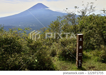從甲府名山禦坂山脈的大公山頂俯瞰夏季的富士山 122971735