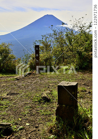 從禦坂山脈的大嶽山頂俯瞰夏季的富士山。 122971736