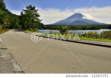 從山梨縣精進湖多多浜海灘遠眺富士山 從山梨縣精進湖多多浜海灘遠眺富士山 122971751