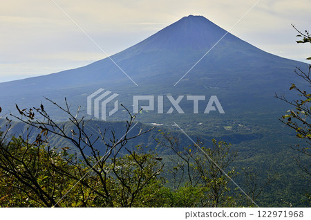 從禦坂山脈的鍵掛眺望富士山 122971968