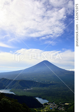 夏季禦坂山脈鍵掛的富士山上空雲霧繚繞 夏季禦坂山脈鍵掛的富士山上空雲霧繚繞 122971975