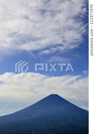 夏季禦坂山脈鍵掛的富士山上空雲霧繚繞 122971976