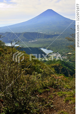 從禦坂山脈的鍵掛眺望夏季的富士山和西湖 122971977