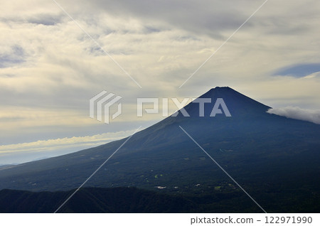 從禦坂山脈的吉澤山望去,夏季的富士山雲霧繚繞 從禦坂山脈的吉澤山望去,夏季的富士山雲霧繚繞 122971990