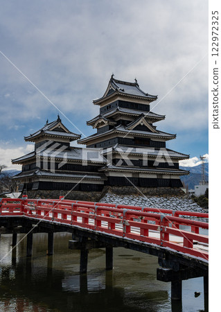 Matsumoto Castle covered in snow in Nagano 122972325