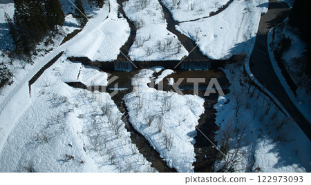 冬季流經富山縣東部的一條小溪 冬季流經富山縣東部的一條小溪 122973093