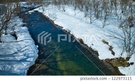 A stream flowing through eastern Toyama Prefecture in winter 122973115
