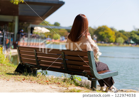 woman looking at the pond 122974038