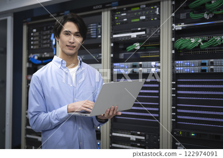 IT工程師影像相機看肖像 122974091