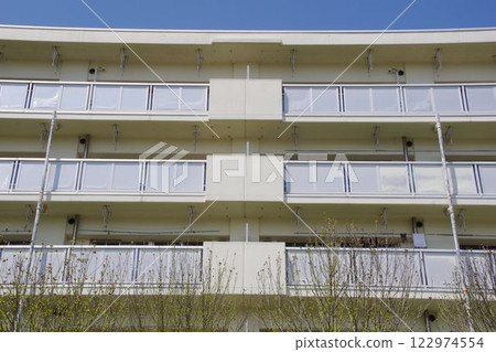 房地產圖片：公寓大樓的陽光陽台 122974554