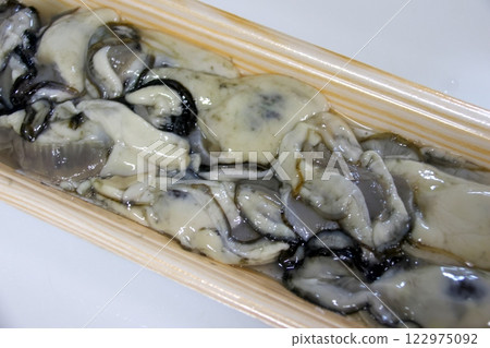 fresh oysters fresh oysters 122975092