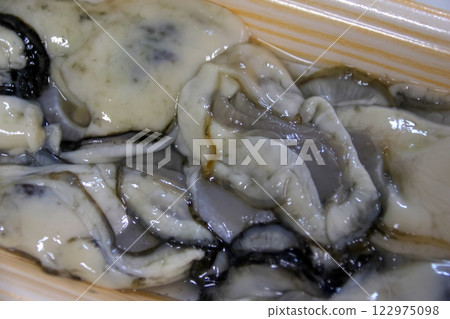 fresh oysters 122975098