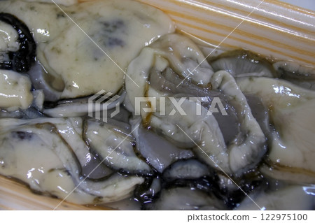 fresh oysters 122975100