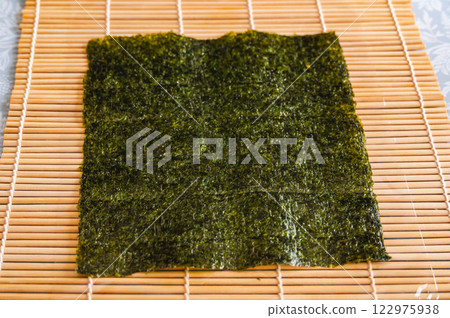 Making seaweed rolls Making seaweed rolls 122975938