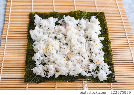 Seaweed with vinegared rice 122975939