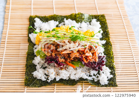 Making seaweed rolls with bulgogi Making seaweed rolls with bulgogi 122975940