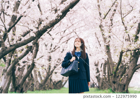 看櫻花的女高中生 122975990