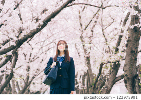 看櫻花的女高中生 122975991