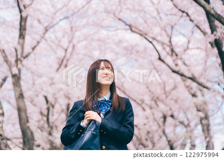 看櫻花的女高中生 122975994