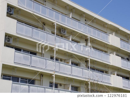 房地產圖片:公寓大樓陽光明媚的陽台 房地產圖片:公寓大樓陽光明媚的陽台 122976181