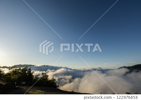 漂浮在雲彩海的山脈 漂浮在雲彩海的山脈 122976858