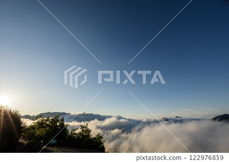 漂浮在雲彩海的山脈 122976859