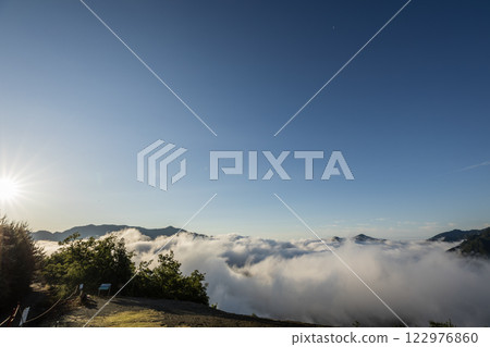 漂浮在雲彩海的山脈 漂浮在雲彩海的山脈 122976860