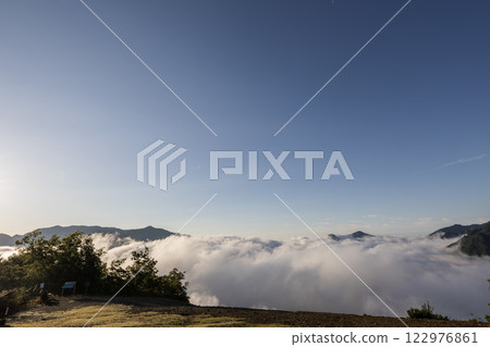 漂浮在雲彩海的山脈 漂浮在雲彩海的山脈 122976861