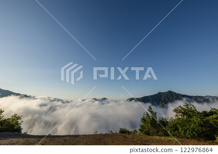 漂浮在雲彩海的山脈 122976864