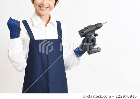 一位身穿圍裙的年輕女子正在做 DIY 122976916