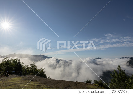漂浮在雲彩海的山 漂浮在雲彩海的山 122977053