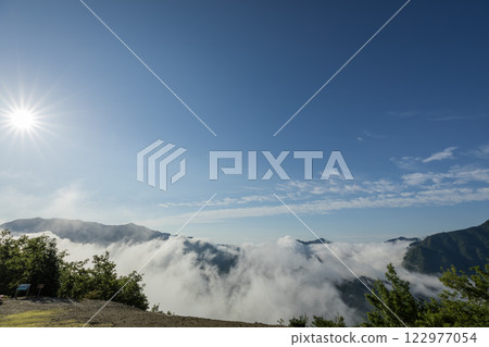漂浮在雲彩海的山 漂浮在雲彩海的山 122977054