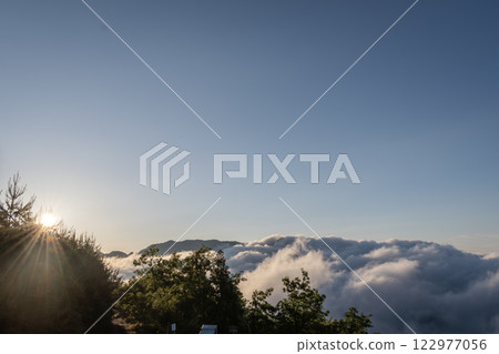 漂浮在雲彩海的山 漂浮在雲彩海的山 122977056