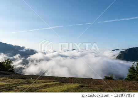 漂浮在雲彩海的山 漂浮在雲彩海的山 122977057