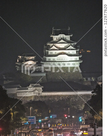 Night view of the national treasure Himeji Castle in winter 2024 122977620