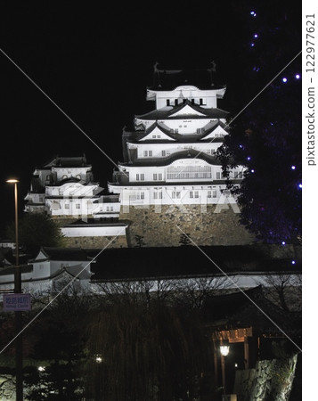 Night view of the national treasure Himeji Castle in winter 2024 122977621