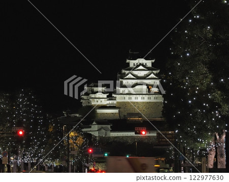Night view of the national treasure Himeji Castle in winter 2024 122977630