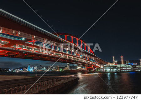夜晚燈火通明的橋樑 夜晚燈火通明的橋樑 122977747