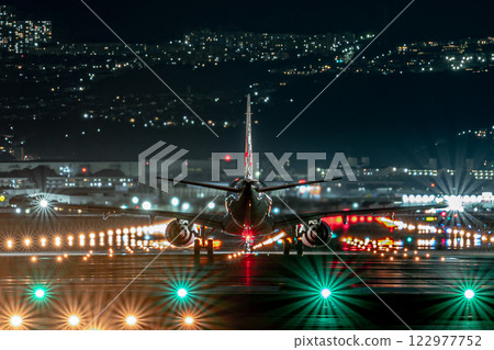 客機夜間降落在機場 122977752