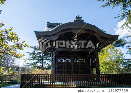 藍天下倫敦郊區邱園日本花園歷史悠久的帝國特使門 122977769